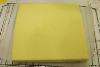 出炉后倒扣，撕去油纸，表面重新盖上油纸，晾架上放凉