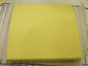 出炉后倒扣，撕去油纸，表面重新盖上油纸，晾架上放凉