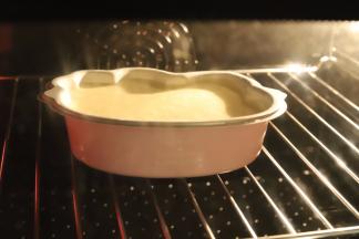 同样的手法制作好6寸KT的蛋糕糊，烤箱160度，上下火25分钟