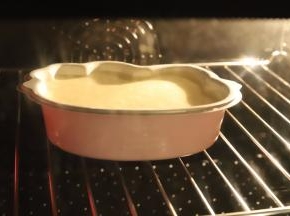 同样的手法制作好6寸KT的蛋糕糊，烤箱160度，上下火25分钟