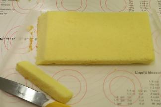 将方形的蛋糕片平均切成两片，取其中一片的一个边斜切（如图）