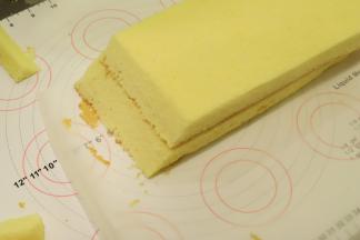 再将另一片放在上面，一样斜切（如图）