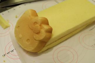 将KT蛋糕放在前面，看看斜切的角度是否符合车头的角度