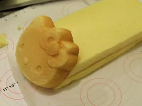 将KT蛋糕放在前面，看看斜切的角度是否符合车头的角度