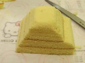 刚才切剩的两片刚好做车顶，如图一样修整好