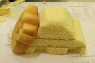 KT蛋糕放好当车头，车身下面切好车轮的位置