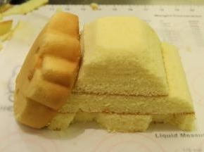 KT蛋糕放好当车头，车身下面切好车轮的位置