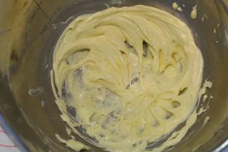 黄油室温软化，打发至发白