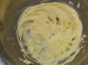 黄油室温软化，打发至发白