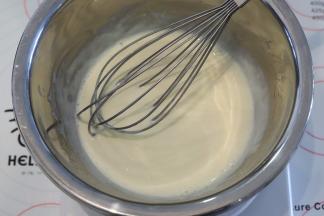 淡奶油加入糖粉，拌至糖化（动作轻柔）