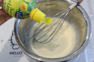 加入柠檬汁调味，混合均匀