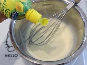 加入柠檬汁调味，混合均匀