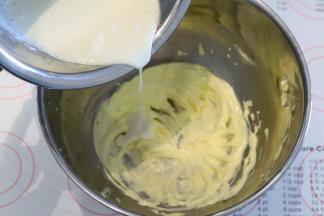 淡奶油多次加入黄油内，每加一次都要打发均匀