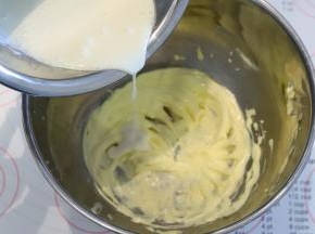 淡奶油多次加入黄油内，每加一次都要打发均匀