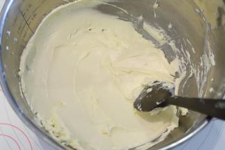 颜色发白而又细腻的奶油霜