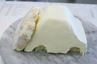 KT车身均匀的涂抹好奶油霜，KT车头只需随意涂抹一些，以便粘连翻糖皮即可