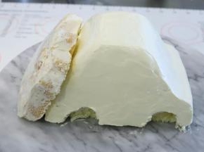 KT车身均匀的涂抹好奶油霜，KT车头只需随意涂抹一些，以便粘连翻糖皮即可