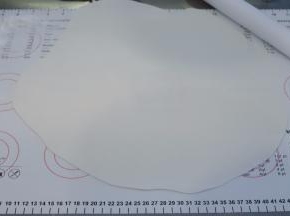 白色的翻糖膏揉匀揉软，擀成薄片