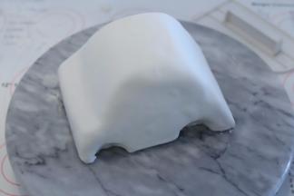 切掉多余的翻糖皮，车轮位置包好