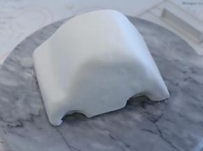 切掉多余的翻糖皮，车轮位置包好