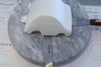 利用两把长刀，插入KT车身