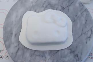 翻糖皮包住KT车头，切刀切比KT蛋糕多出2厘米的宽度