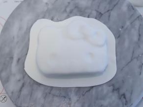 翻糖皮包住KT车头，切刀切比KT蛋糕多出2厘米的宽度