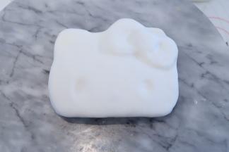 翻糖皮包住KT车头，切刀切比KT蛋糕多出2厘米的宽度