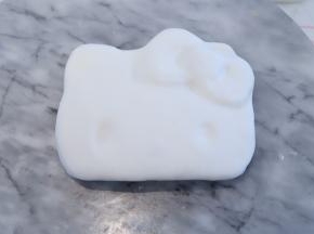 翻糖皮包住KT车头，切刀切比KT蛋糕多出2厘米的宽度