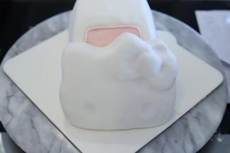 将KT车头按紧在车头的位置