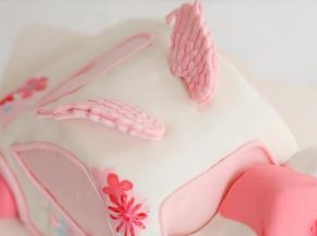 用画笔手绘好车身的花朵图案，车顶做对小翅膀