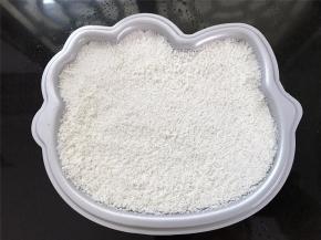 铺好果酱后再继续洒米粉，直至到模具口差不多平的地方。然后用手稍稍轻压一下。