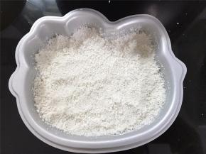 然后再在上面开始洒入过了筛的粉，洒的时候注意要均匀、平整。