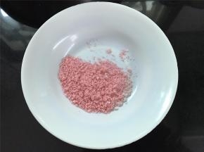 然后取一小把米粉，加入少许的红色果粉拌匀。