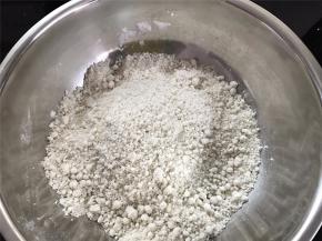 然后用手把粗粒尽量搓成小粒。这一步是为后面的过筛准备的。