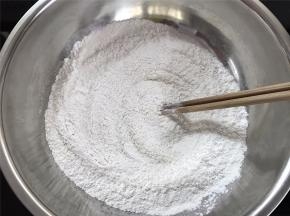 把粘米粉、糯米粉和白砂糖混合均匀。