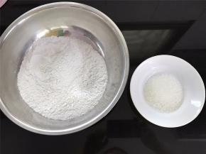 准备好材料。这个量这模具可以做2个。