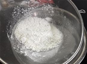 搓成小粒后用粉筛过筛。这里可以借用勺子边压边筛。