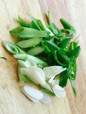 香葱切成斜段。