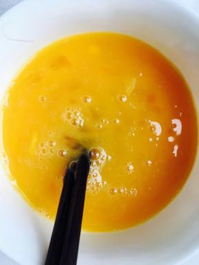 鸡蛋打入碗里，放适量盐，搅拌均匀。