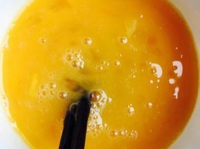 鸡蛋打入碗里，放适量盐，搅拌均匀。