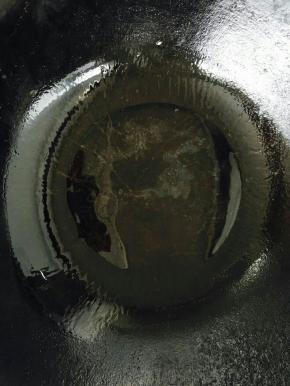 锅里热油，待油温七成熟时倒入调好的蛋液。