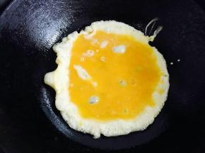 鸡蛋发泡膨胀，翻面。