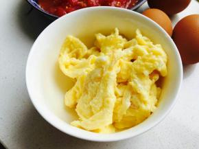 用铲子划成小块，盛出备用。