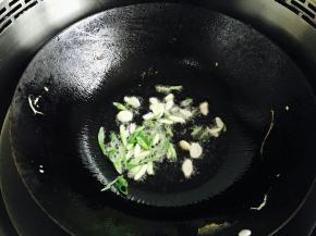 再次起锅入油放入葱花炒出香味。