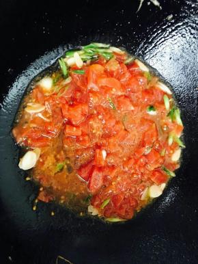 倒入西红柿翻炒片刻。
