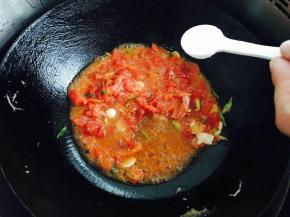 加适量盐翻炒，少许白糖提味儿。