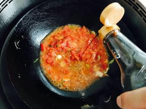 倒入少许生抽。