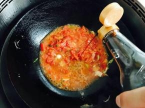 倒入少许生抽。