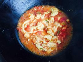 倒入之前炒好的鸡蛋翻炒均匀即可出锅享用。